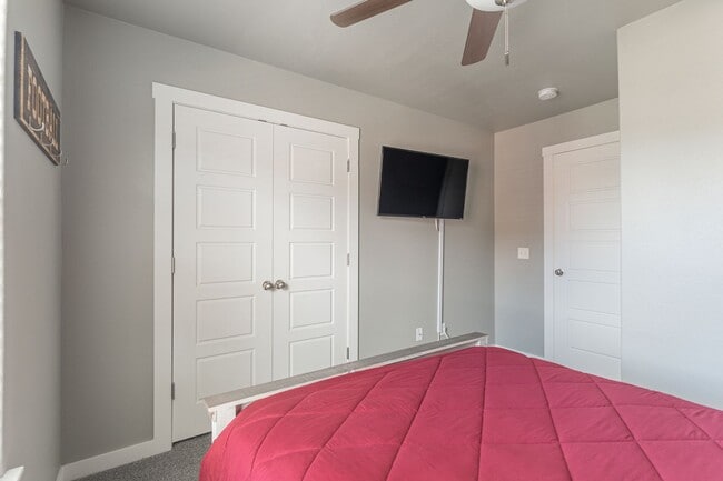 Building Photo - FIRST MONTH FREE!! Fully Furnished Condo!!  3 bedroom 2.5 bath minutes from the U of A!!!!