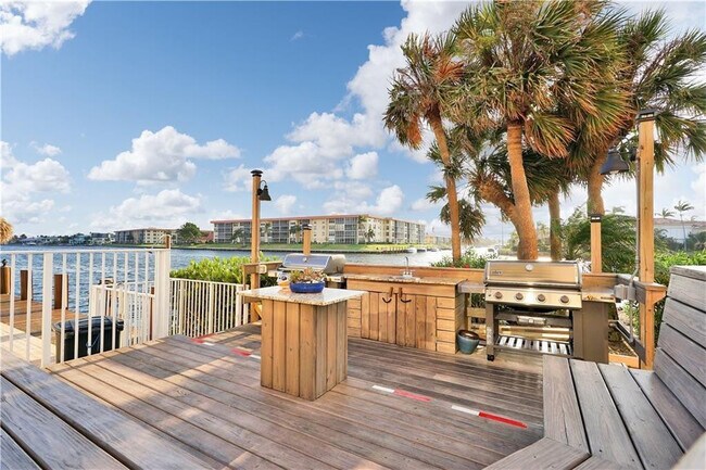 Building Photo - 1160 Hillsboro Mile