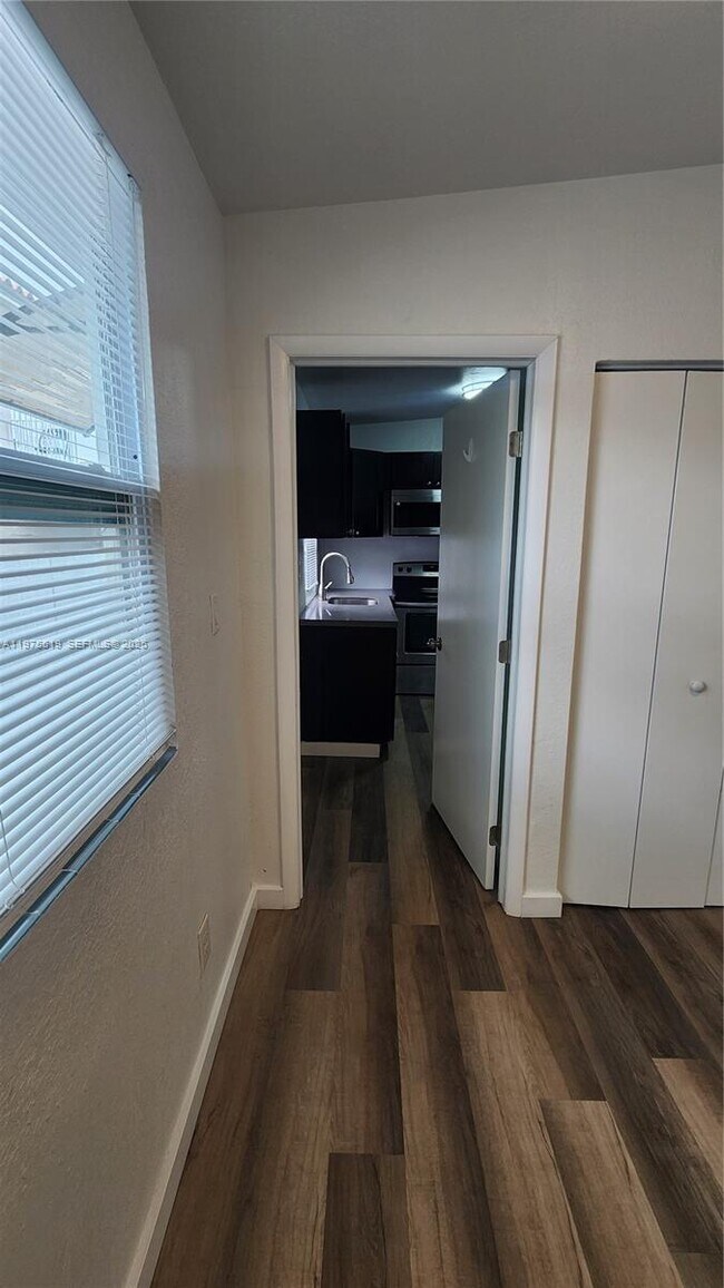 Building Photo - 1726 SW 25th Ave