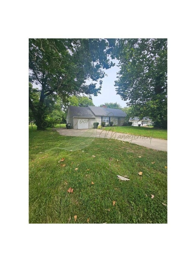 Building Photo - LARGE BACKYARD!!!