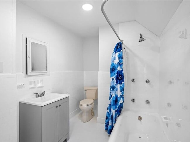 Building Photo - Spacious Pet Friendly 4 Bedroom Rental in ...