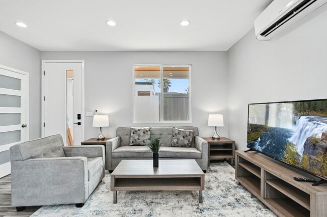 Building Photo - Coastal 3-Bedroom 2-Bathroom House with Hu...