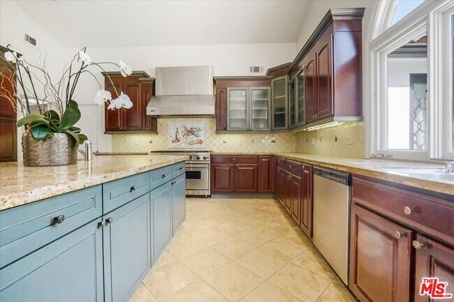 Building Photo - 114 S Layton Dr