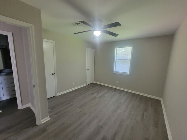 Building Photo - 1546 Hamilton Dr