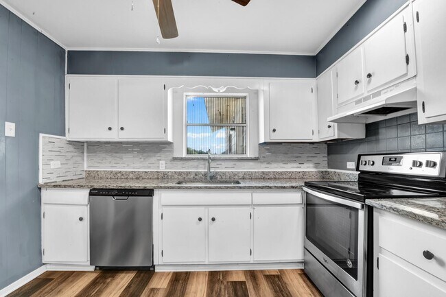 Building Photo - 200 SW 6th Ave