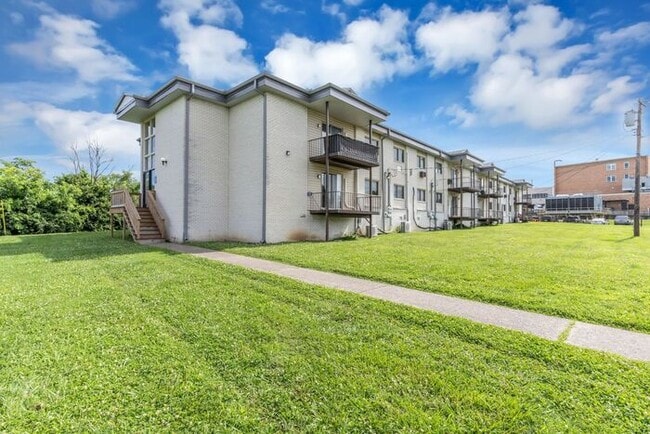 Building Photo - 2 Bedroom Unit was recently renovated. Live walking distance from the downtown square or steps fr...