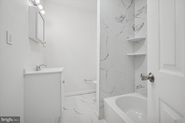 Building Photo - 705 S 60th St