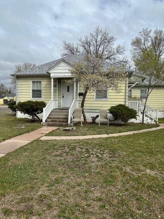 Building Photo - 2 BEDROOM, 1 BATHROOM APARTMENT