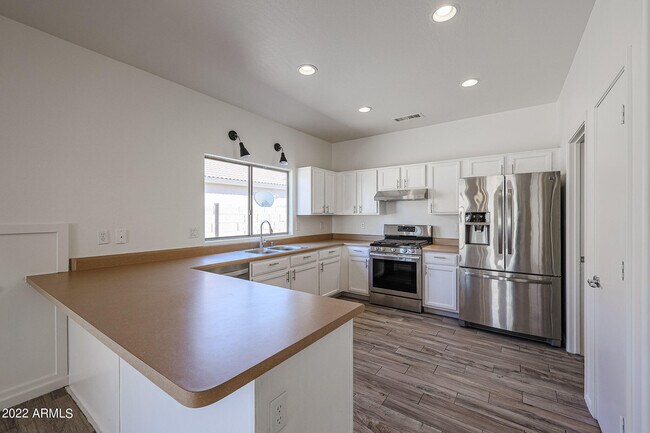 Building Photo - 16848 W Cottonwood St