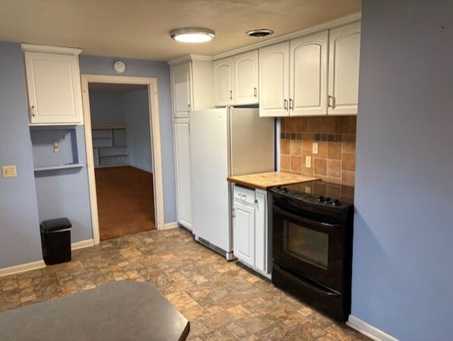 Building Photo - Charming home with large bedrooms