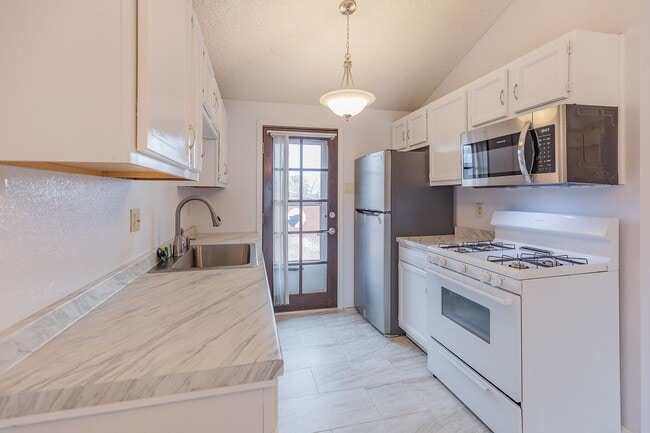 Building Photo - Comfortable 2 Bed 2 Bath - Pet Friendly & New Amenities!