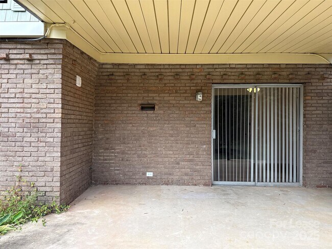 Building Photo - 2610 Park Rd