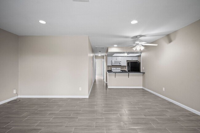 Building Photo - Stunning duplex offers two spacious bedroo...