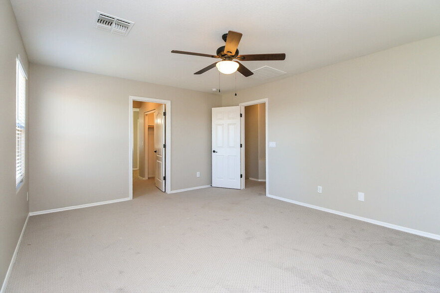 Building Photo - 1003 E Daniella Dr