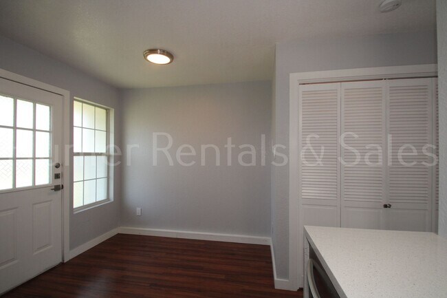 Building Photo - Beautiful 2 Bedroom, 1.5 Bath Townhouse