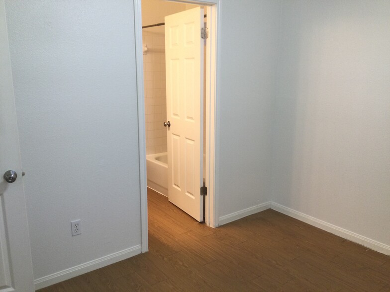 MASTER BATHROOM DOOR - 3104 Northwest Blvd