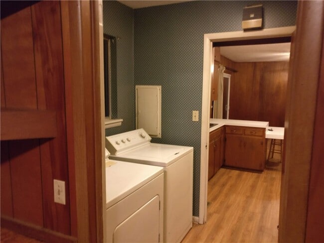 Building Photo - 1351 N Stephens Ave