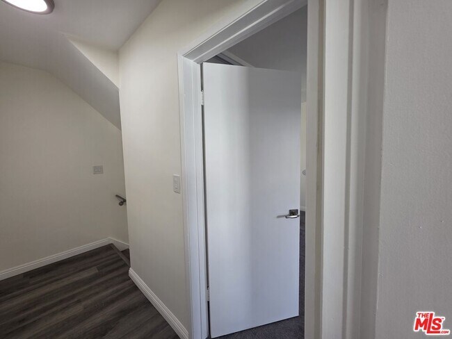 Building Photo - 517 N Francisca Ave