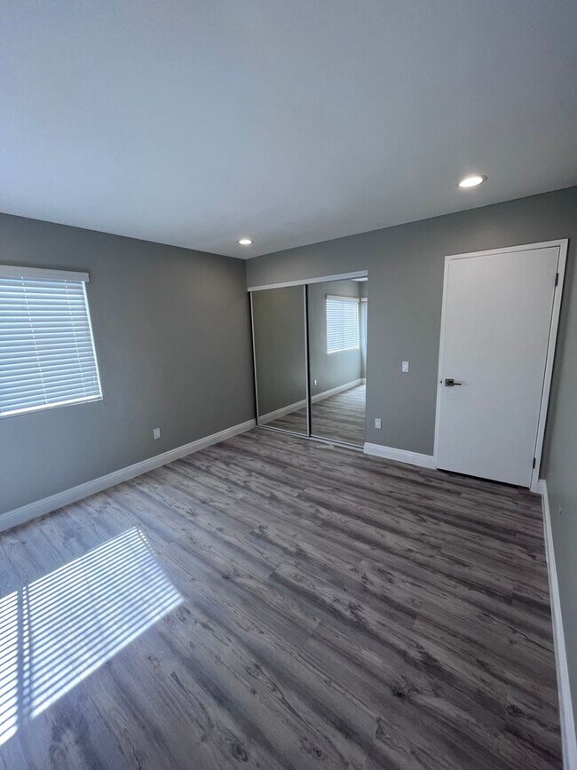 Building Photo - Beautifully Upgraded One Bedroom-One Bathr...