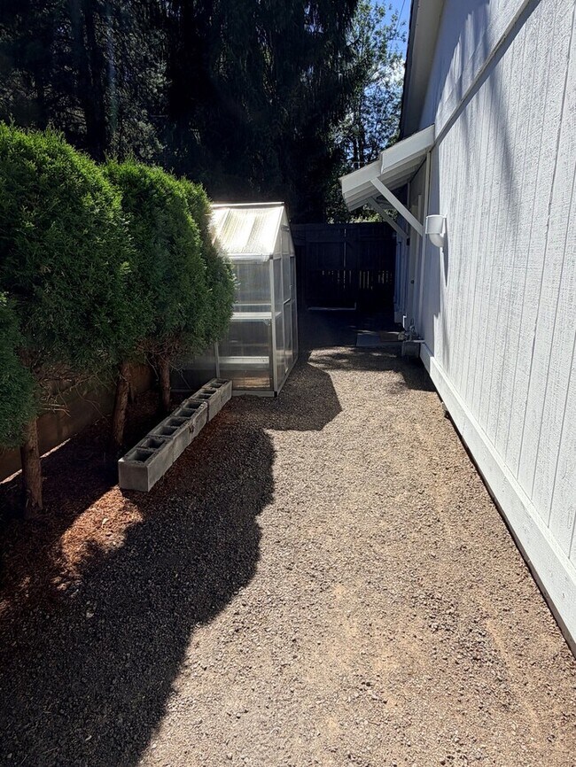 Building Photo - Spacious West Linn Ranch with Multiple Living Spaces, Large Fenced Backyard & Landscaping Included!