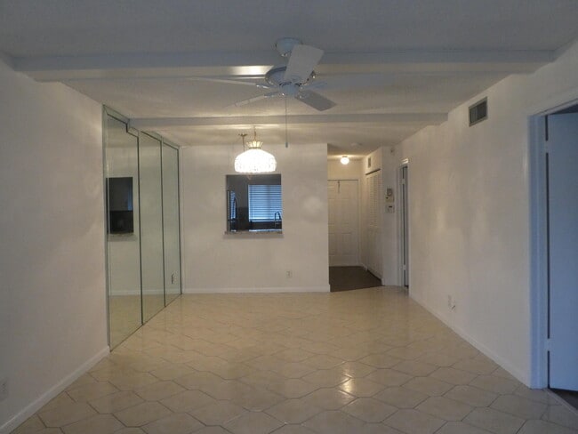 Building Photo - 9855 SW Sandalfoot Blvd