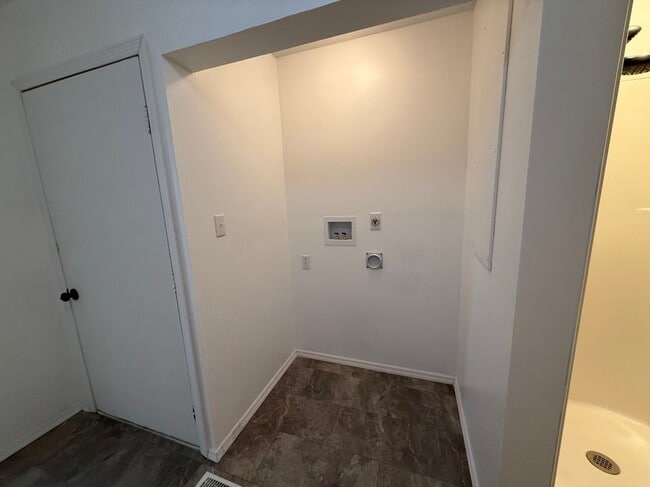 Building Photo - 152 Rea St