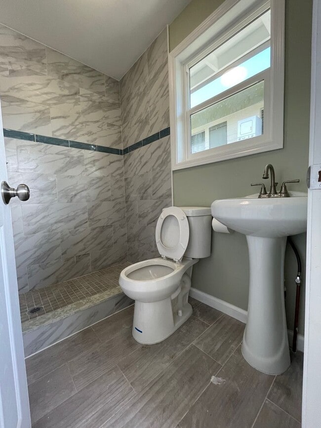 Building Photo - 3 bedrooms, 4 baths and attached Studio in...