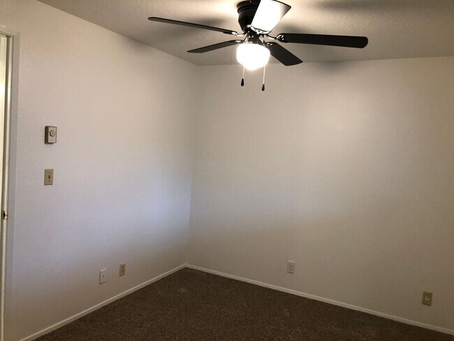 Building Photo - Updated single level 2 bedroom 1 bath duplex in Springfield!