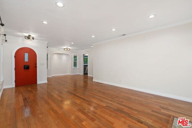 Building Photo - 828 N Crescent Heights Blvd