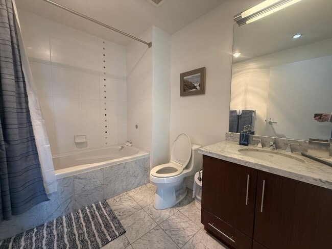 Building Photo - Upscale 2 Bed 2 Bath with Floor-to-Ceiling Windows and Stunning City Views