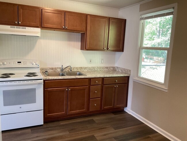 Building Photo - Come see this duplex that is conveniently ...