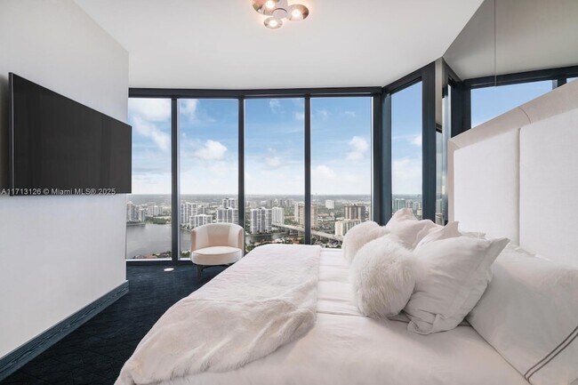 Building Photo - 18555 Collins Ave