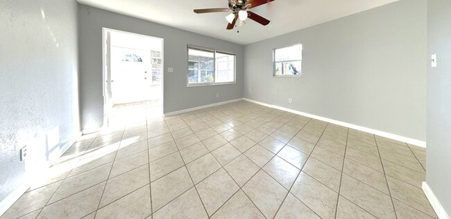 Building Photo - 5566 Kelly Dr N