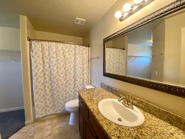 Building Photo - LARGE TOWNHOME AVAILABLE FOR RENT!