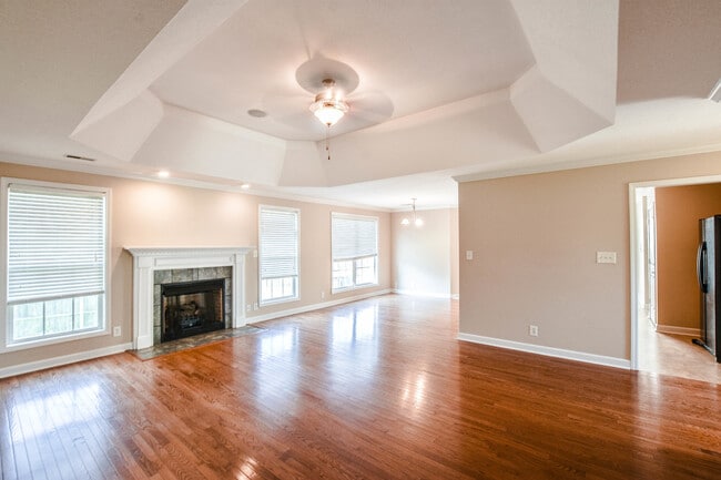 Building Photo - Pet Friendly Three Bedroom with Bonus!