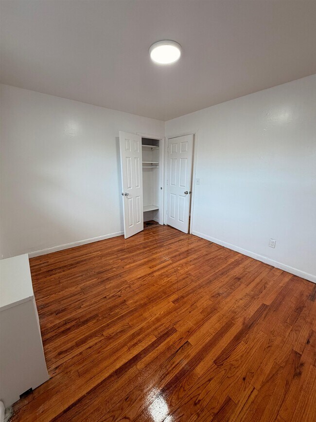 Building Photo - 5215 Meadowview Ave