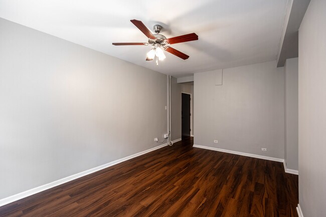 Building Photo - 1140 N La Salle Dr