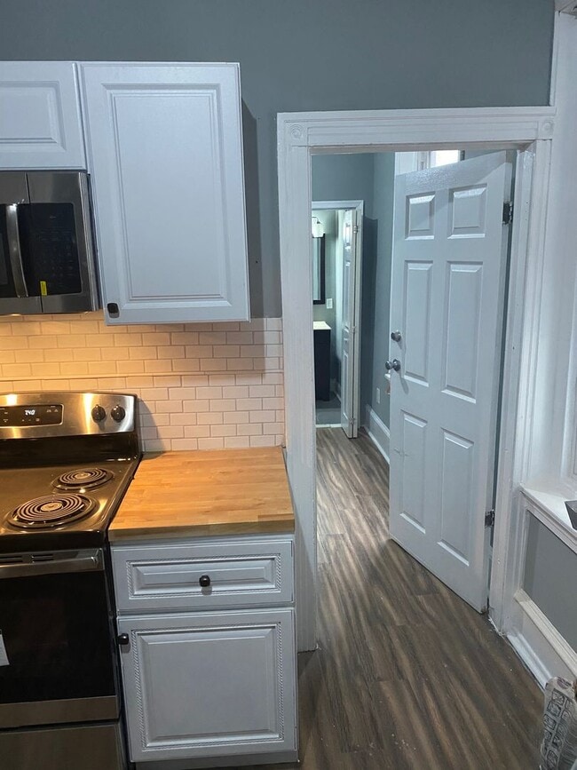 Building Photo - ? Available 11/1 – Renovated 4-Bedroom Hom...