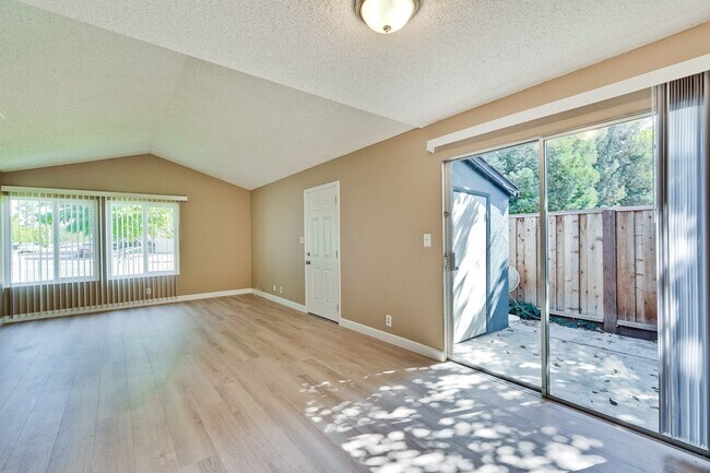 Building Photo - Remodeled 2 Bed 1 Bath Condo!