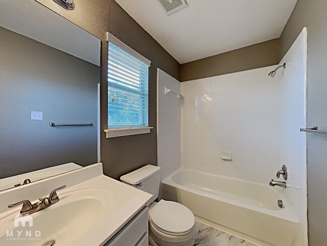 Building Photo - 14514 Tioga Bend