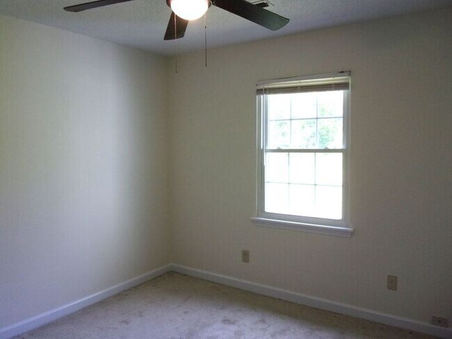 Building Photo - 3 Bedroom 1 Bath Home off Heckle Blvd