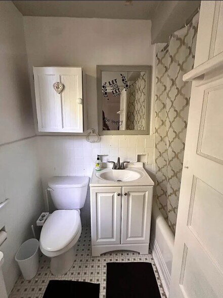 Full bath - 7839 Mill Rd