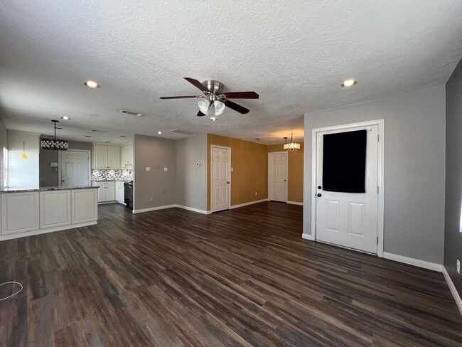 Building Photo - Beautifully remodeled 2 Bedroom 2 Bathroom...