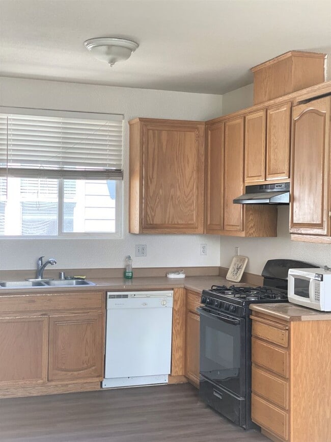 Building Photo - Nice Granny unit w/bedroom