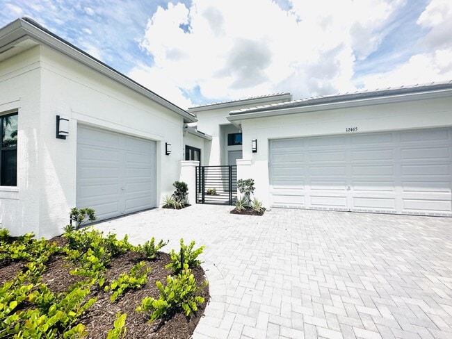 Building Photo - 12465 SW Crystal Cv Dr