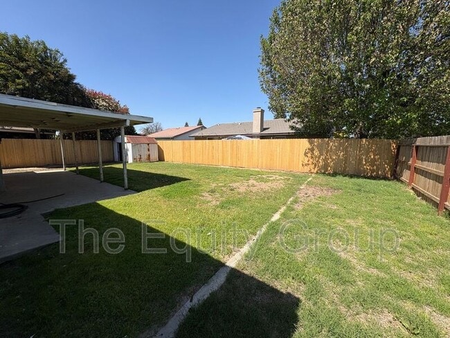 Building Photo - 2210 W Buena Vista Ave