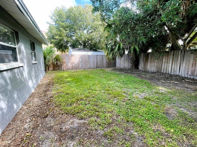 enclosed back yard - 6604 S Mascotte St