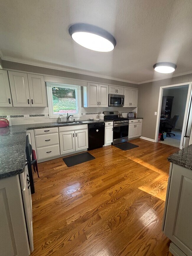 Building Photo - Beautiful 4-Bedroom/2.5 Bath Single-Family Home in Great Neighborhood in Johnson City, TN, with d...