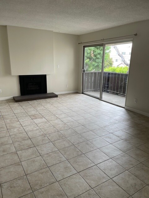 Living - 14970 Victory Blvd