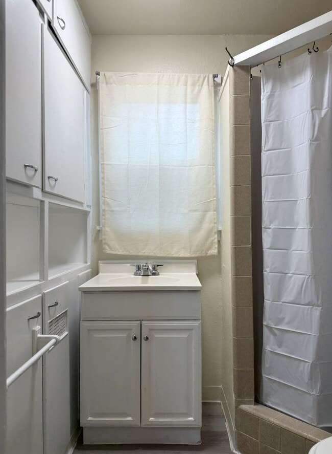 Building Photo - Sweet 2/1 Available NOW!!!